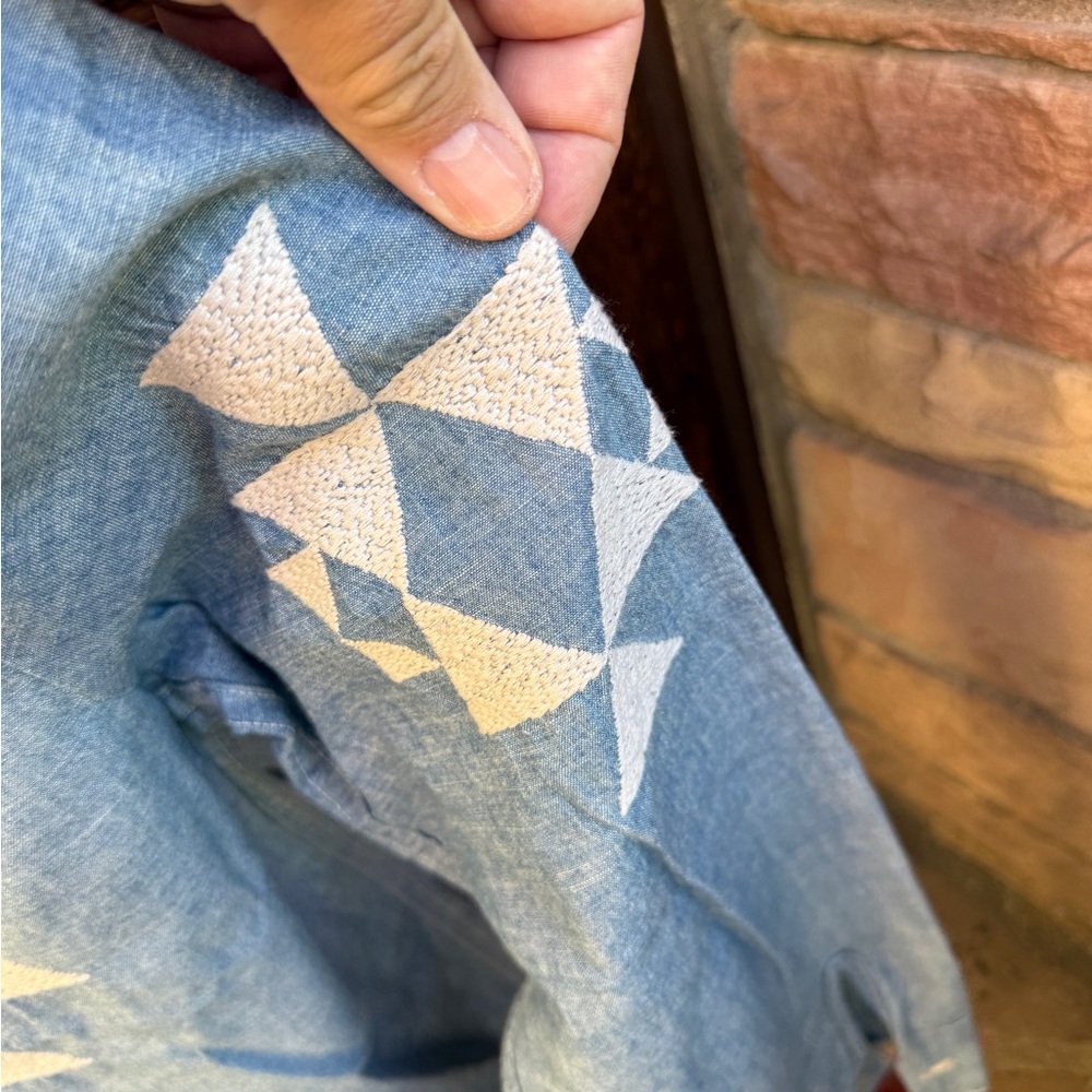 Men's Casual Blue Geometric Button-Down Shirt - Picture 4 of 7